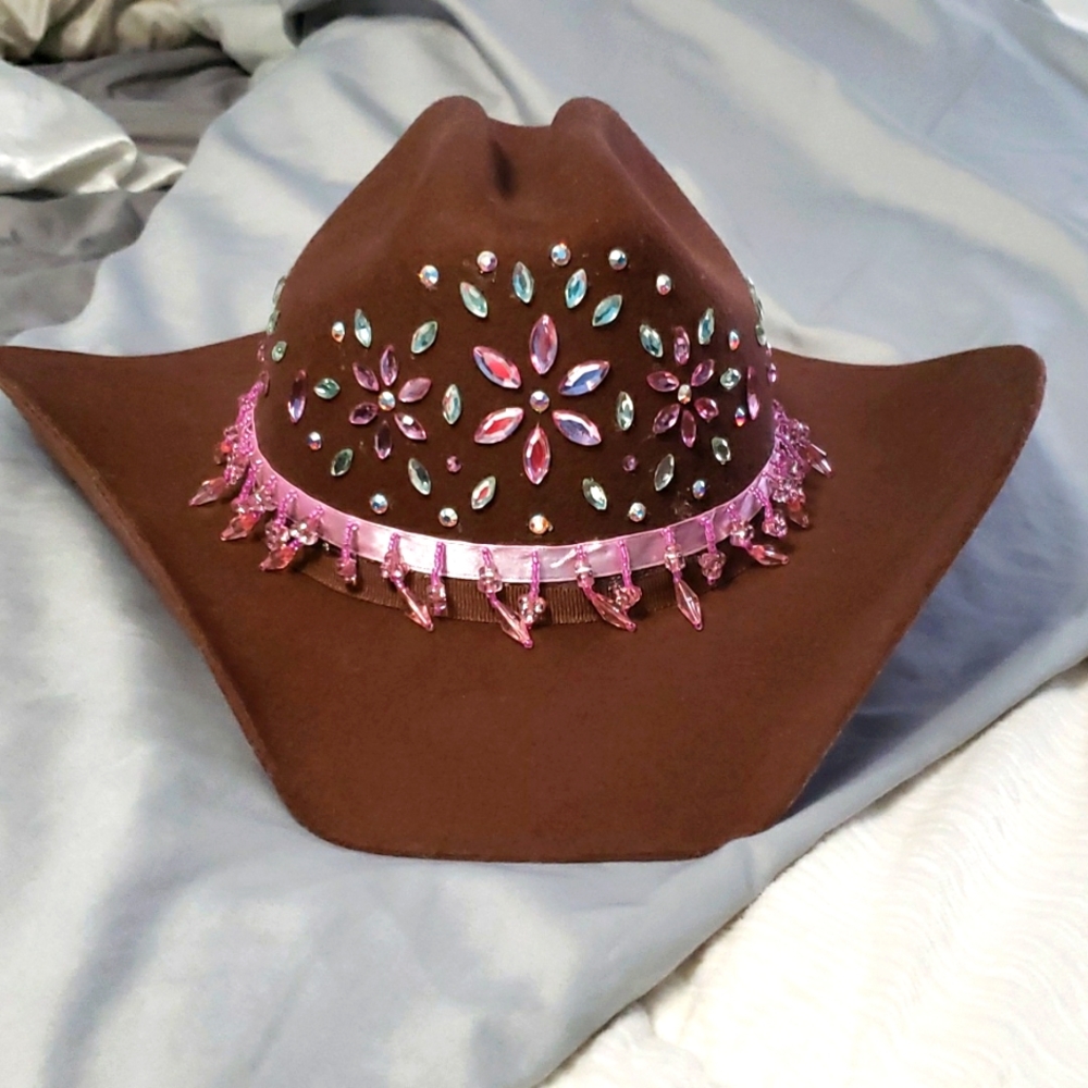 Youth size XL custom made hat. Worn once for a pageant.